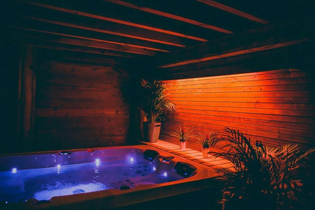 Le Spa Du Cabanon: Cabanon De Luxe Avec Spa Entierement Privatif Aye Dış mekan fotoğraf
